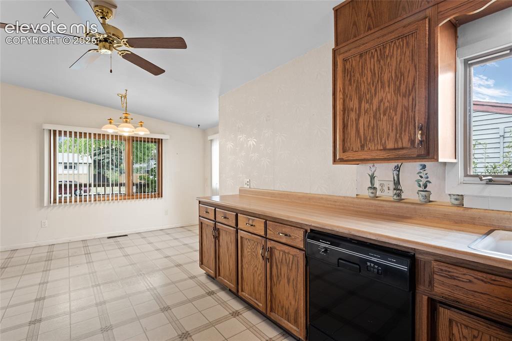 Image 14 of 49: Kitchen