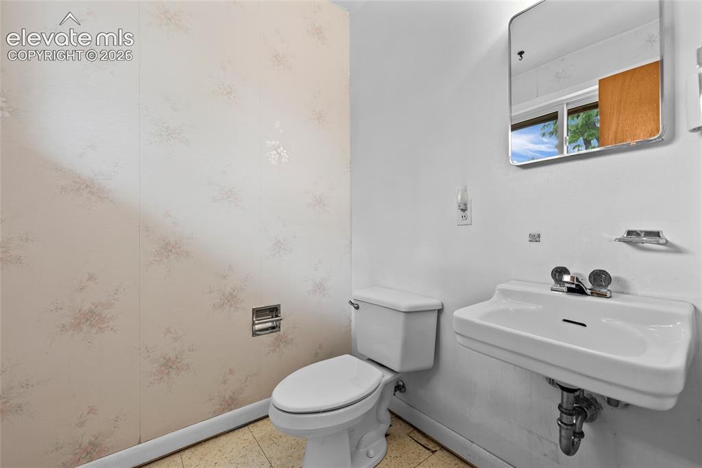 Image 20 of 49: Bathroom