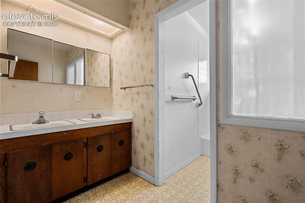 Image 26 of 49: Bathroom