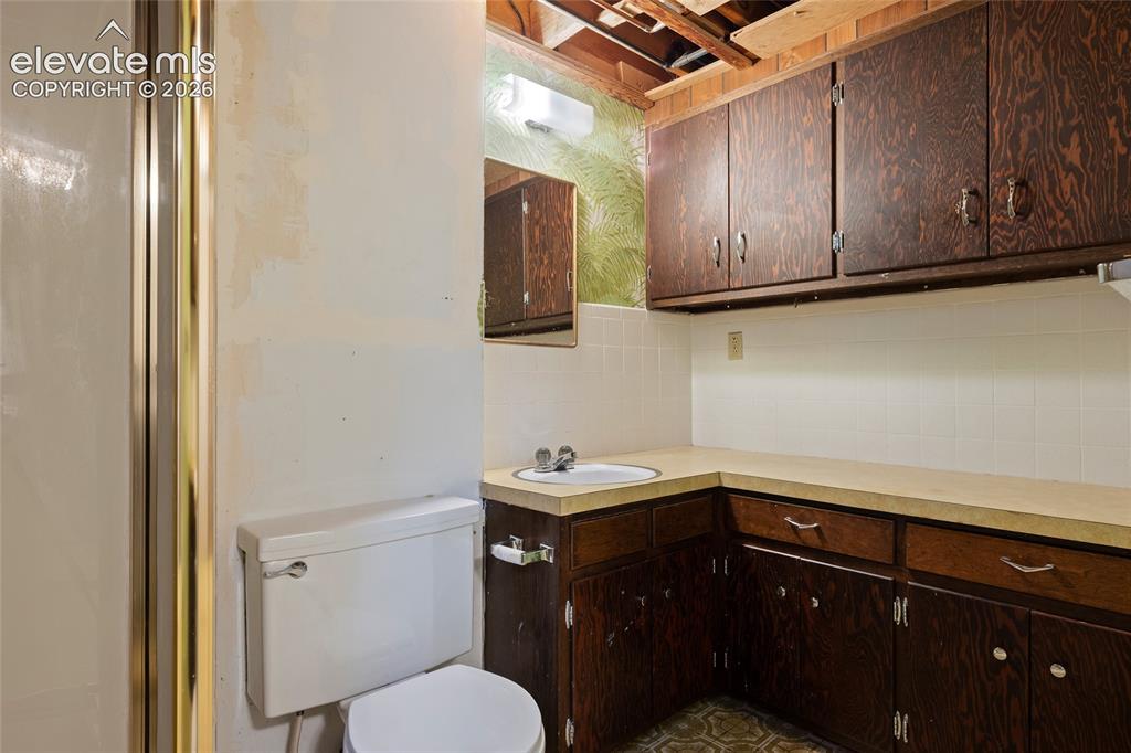 Image 37 of 49: Bathroom