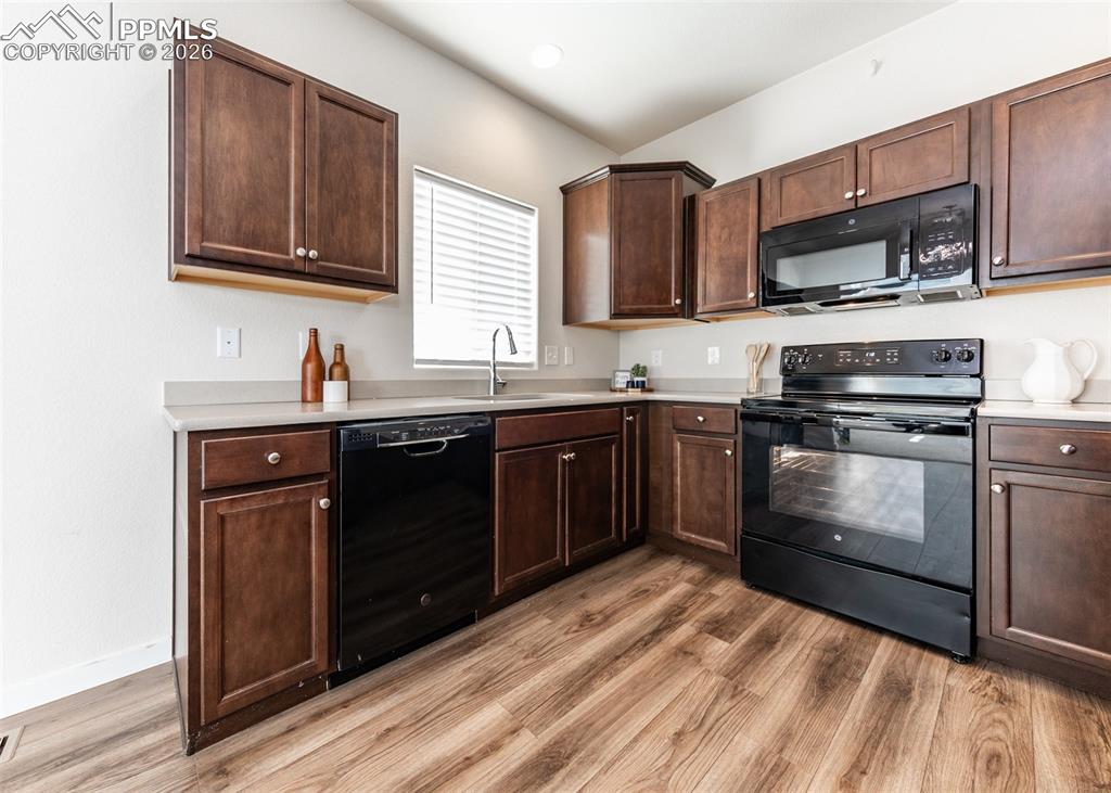 Image 11 of 45: Kitchen