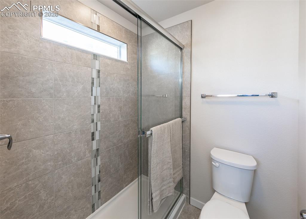 Image 32 of 45: Bathroom