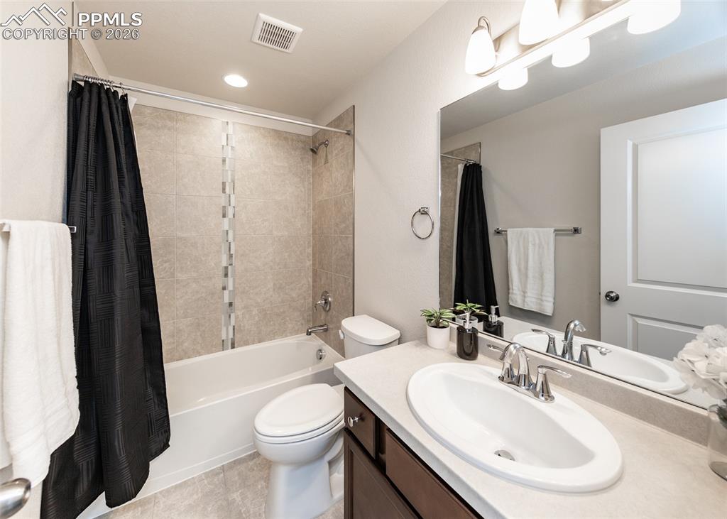 Image 38 of 45: Bathroom