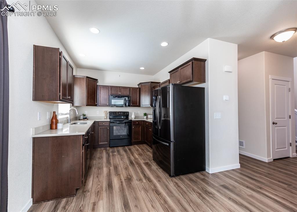 Image 7 of 45: Kitchen