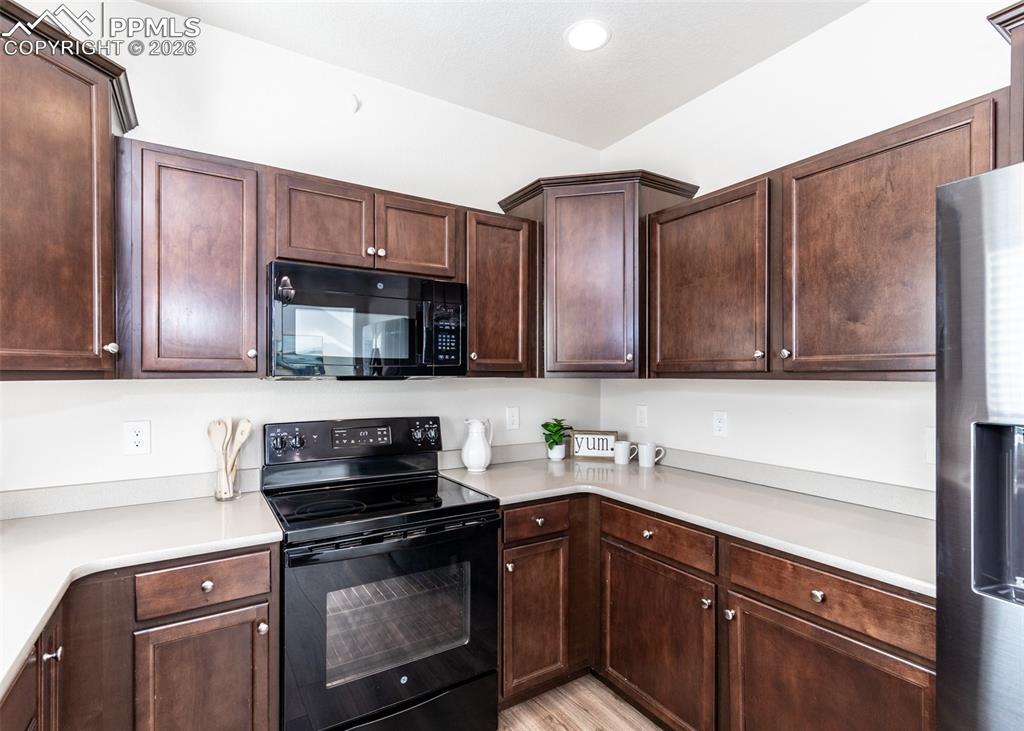 Image 8 of 45: Kitchen