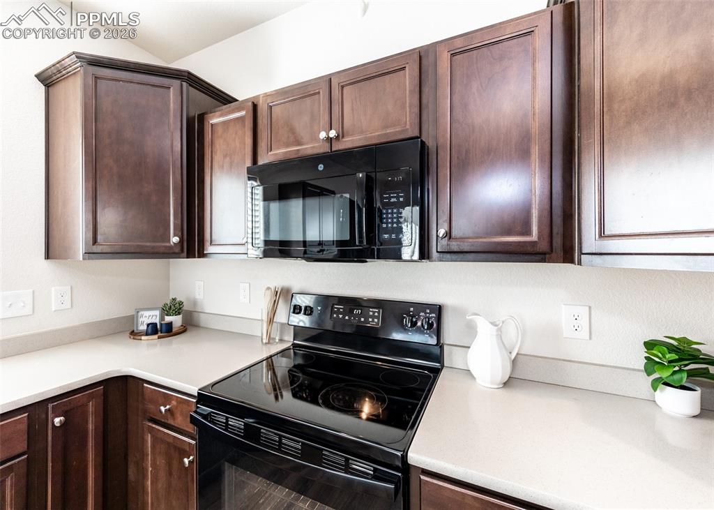 Image 9 of 45: Kitchen