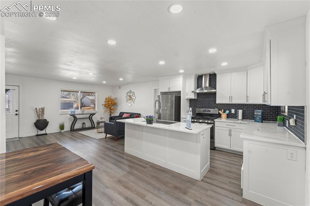 Image 13 of 41: Kitchen