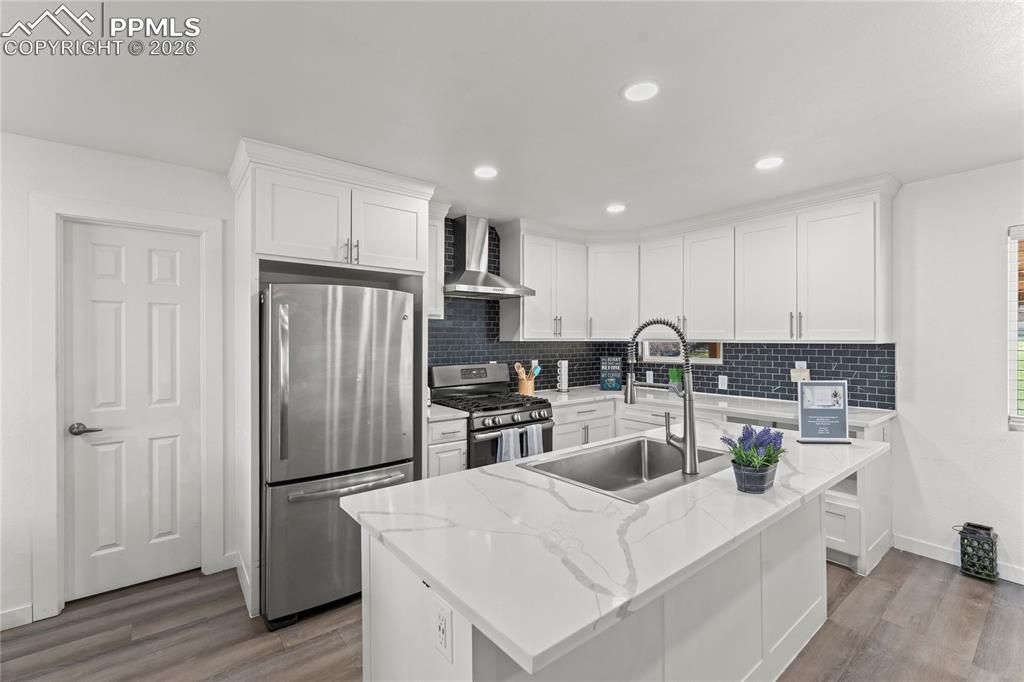 Image 15 of 41: Kitchen