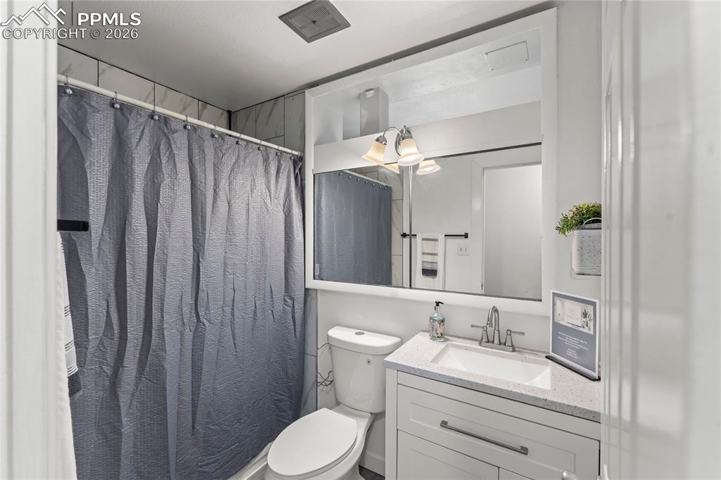 Image 17 of 41: Bathroom