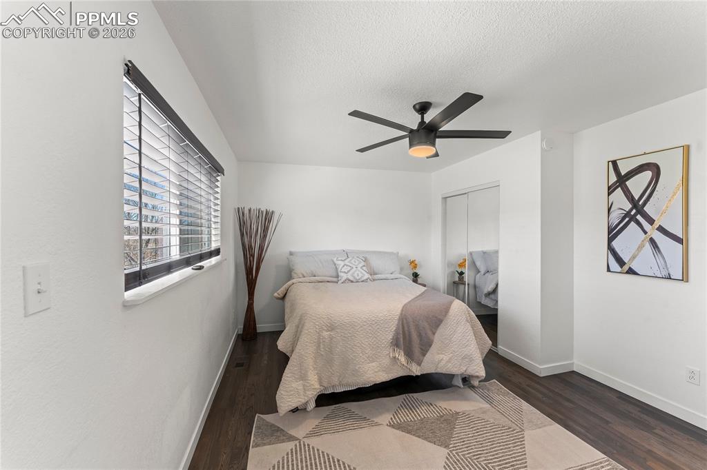 Image 21 of 41: Bedroom