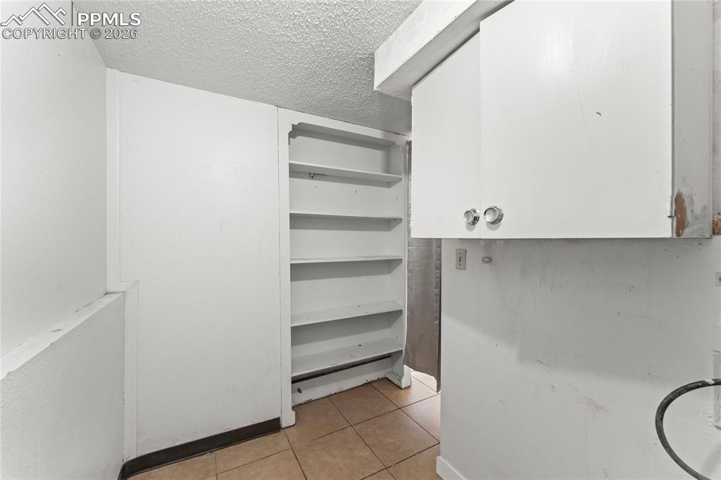 Image 31 of 41: Closet