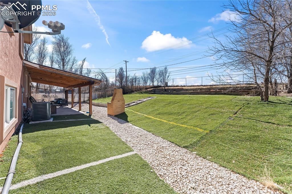 Image 35 of 41: Yard