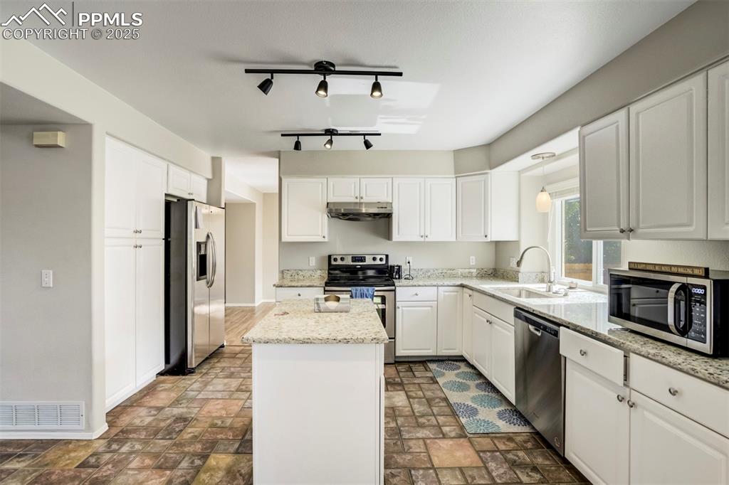 Image 10 of 43: Kitchen