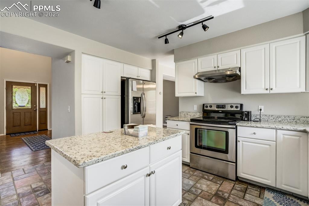 Image 11 of 43: Kitchen