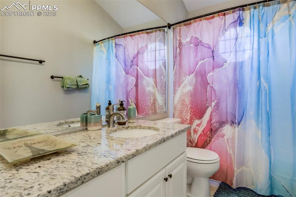 Image 32 of 43: Bathroom