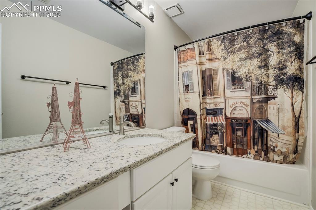 Image 39 of 43: Bathroom