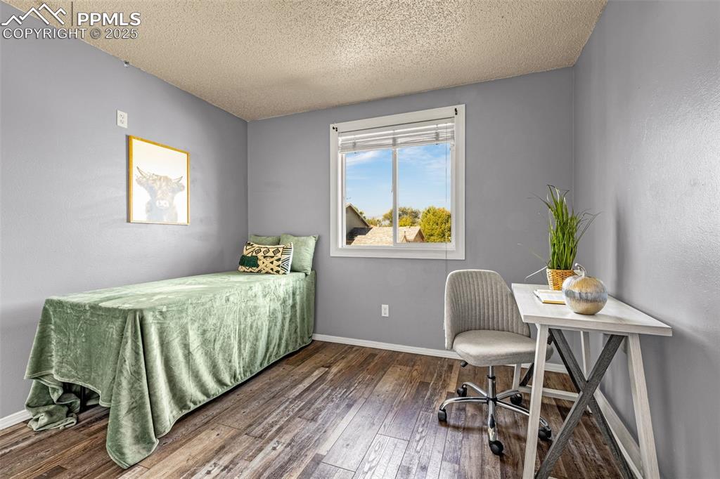 Image 10 of 25: Bedroom