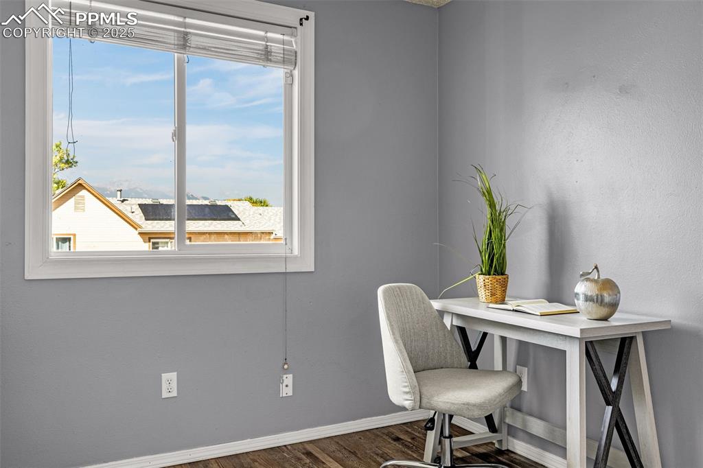 Image 11 of 25: Office