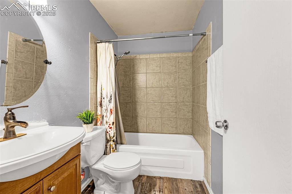 Image 13 of 25: Bathroom