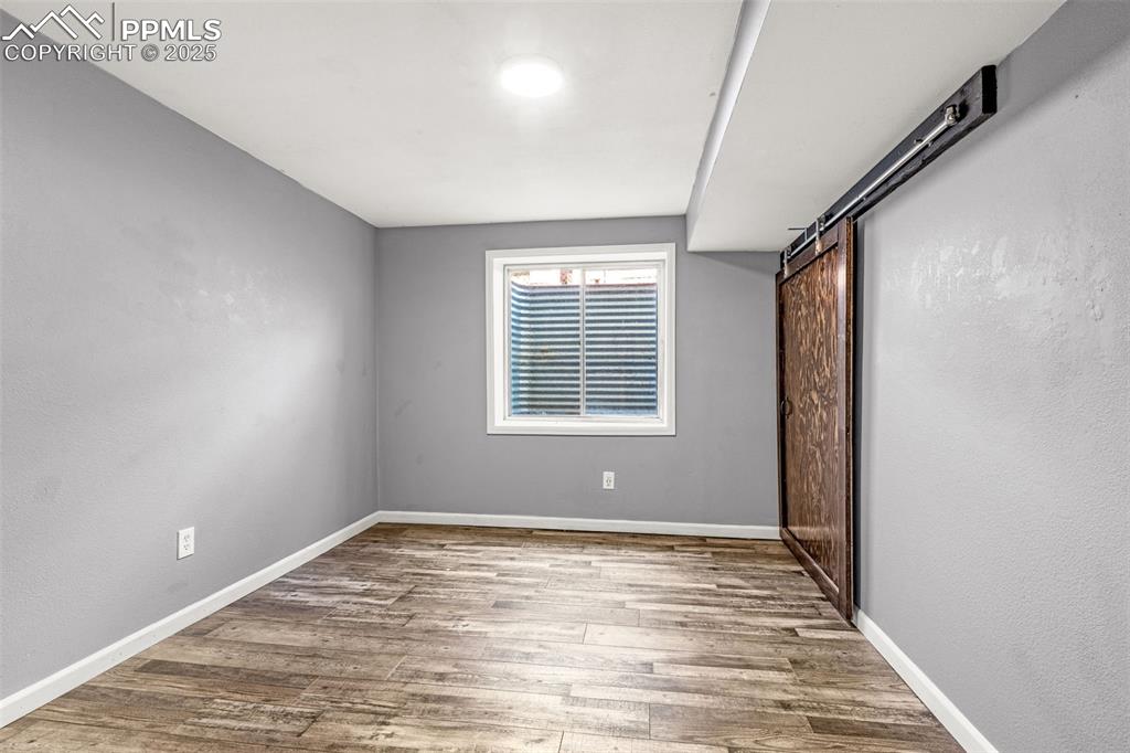 Image 14 of 25: Bedroom