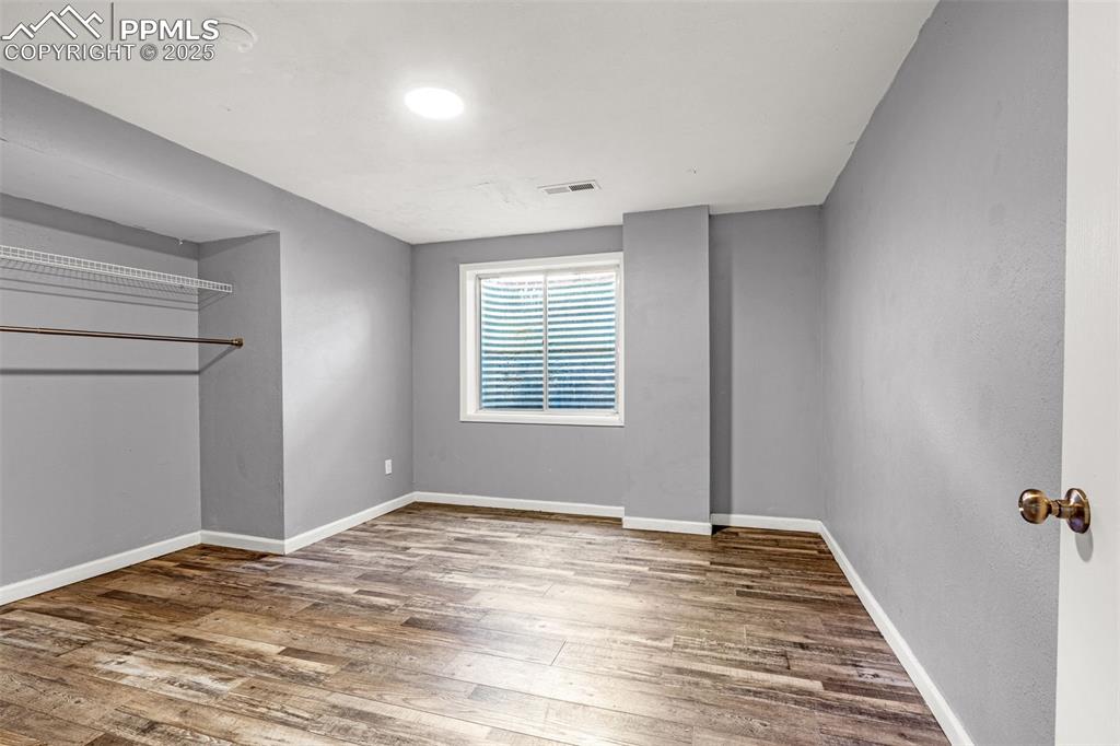 Image 17 of 25: Bedroom