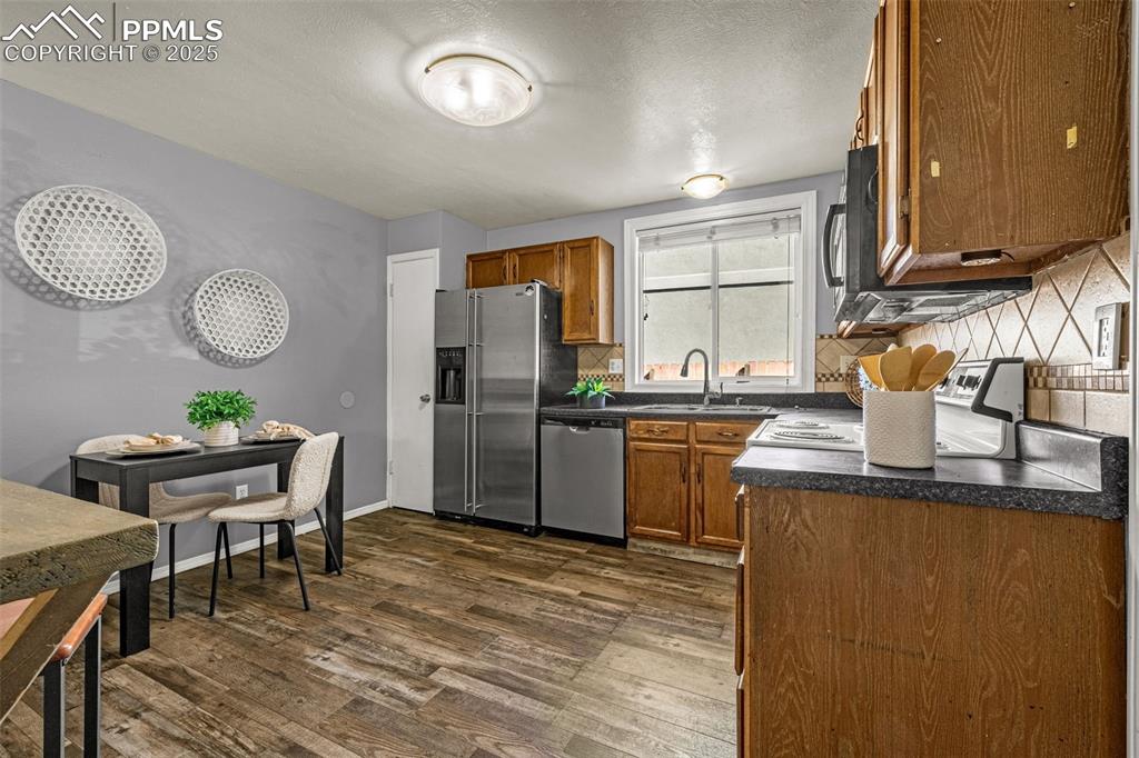 Image 3 of 25: Kitchen