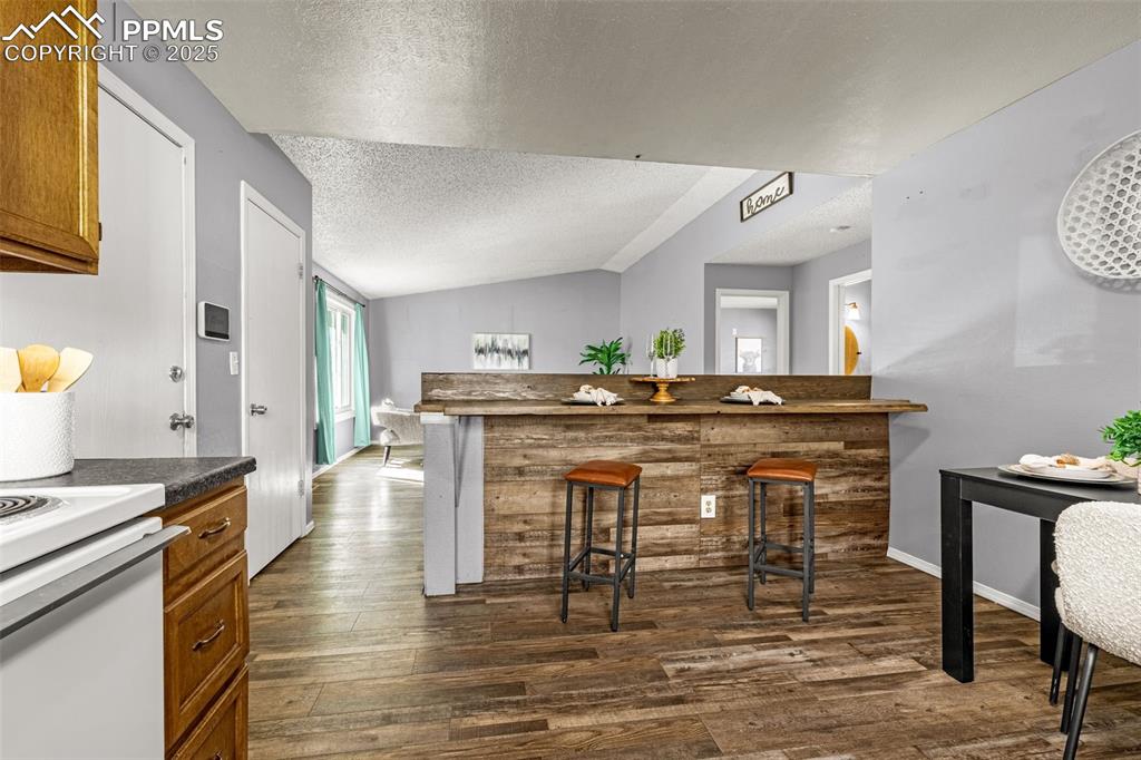 Image 5 of 25: Kitchen