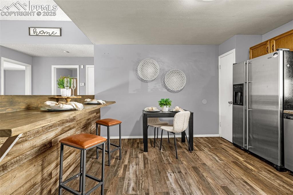 Image 6 of 25: Dining Area