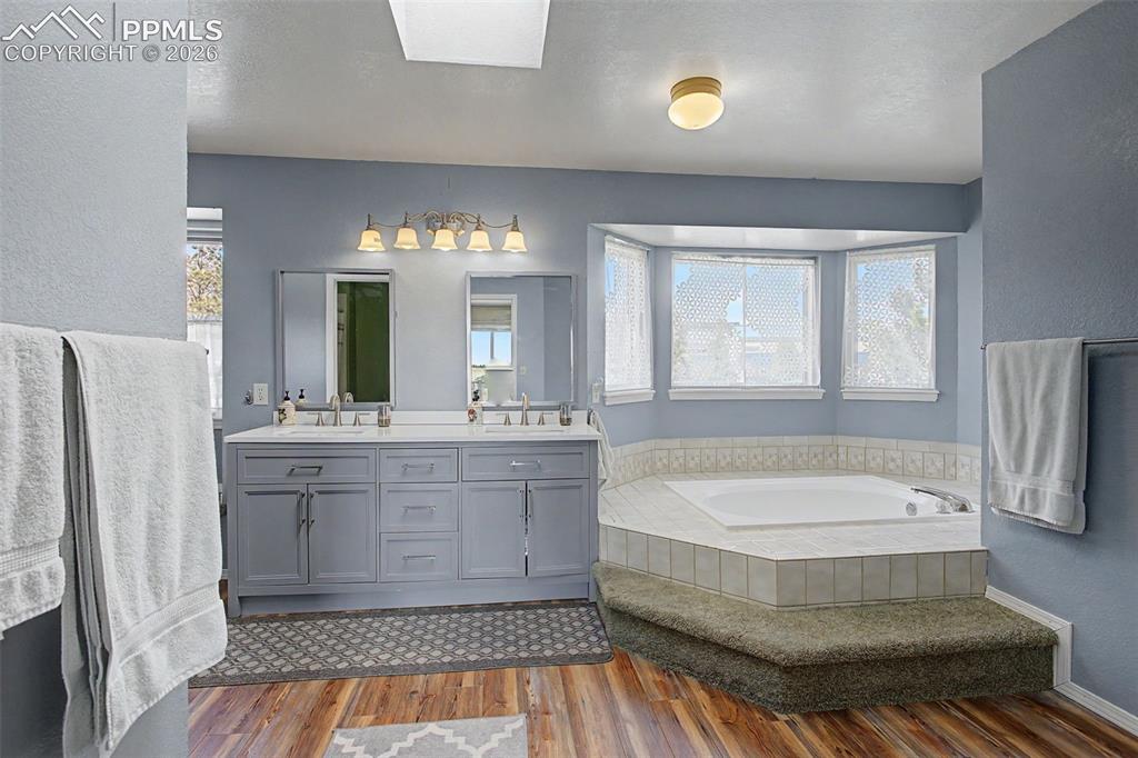 Image 24 of 46: Upper level en-suite Primary bathroom.