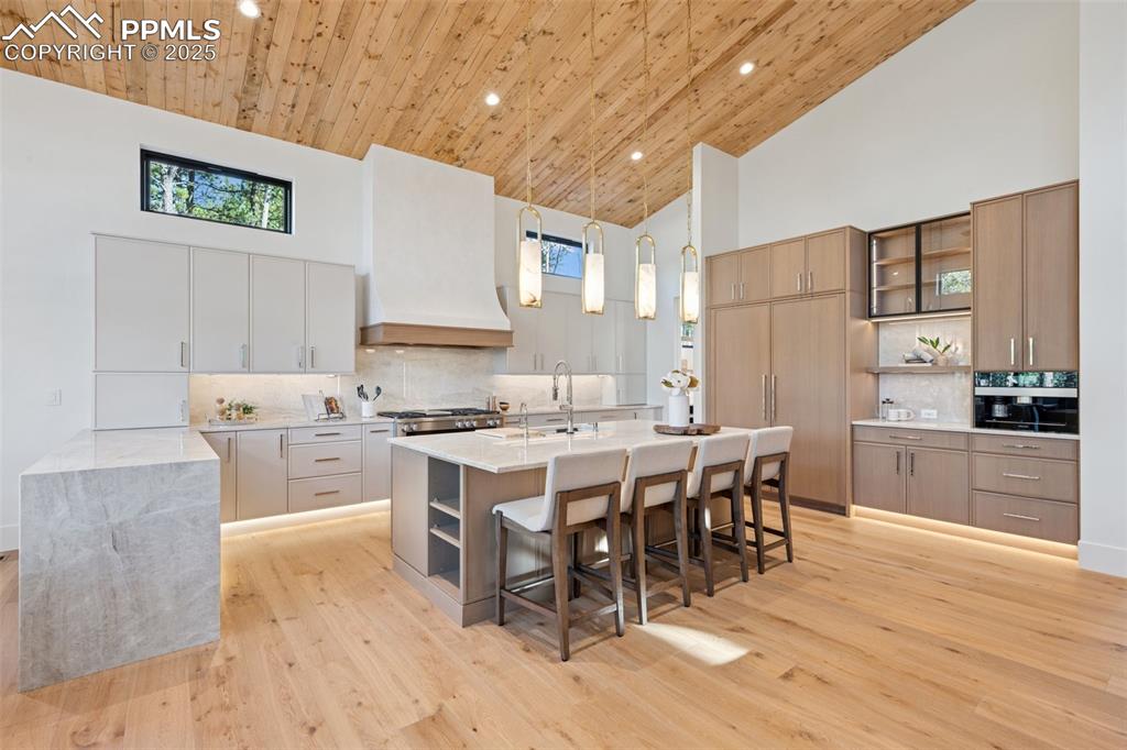 Image 10 of 50: Kitchen