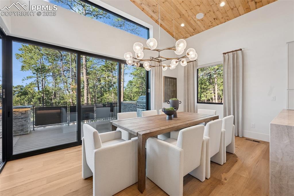 Image 11 of 50: Dining Area