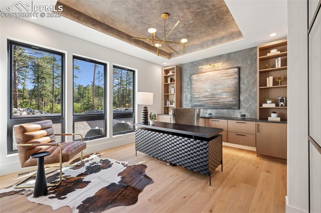 Image 15 of 50: Office