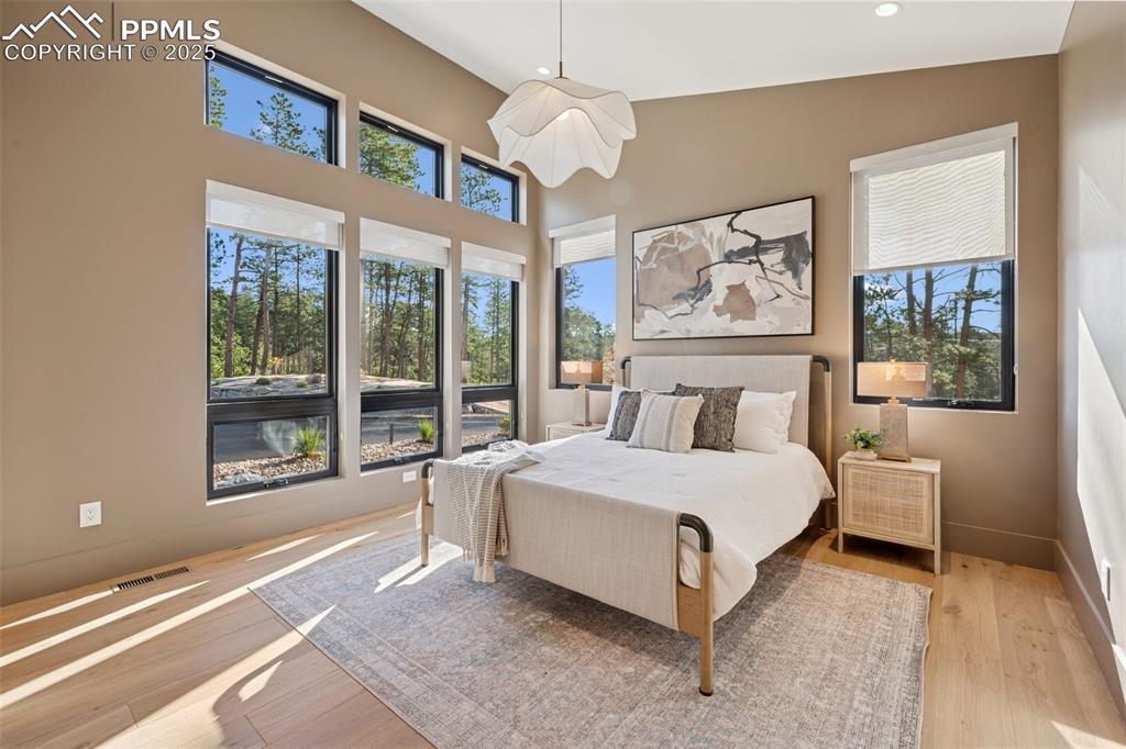 Image 23 of 50: Main Level Guest Suite