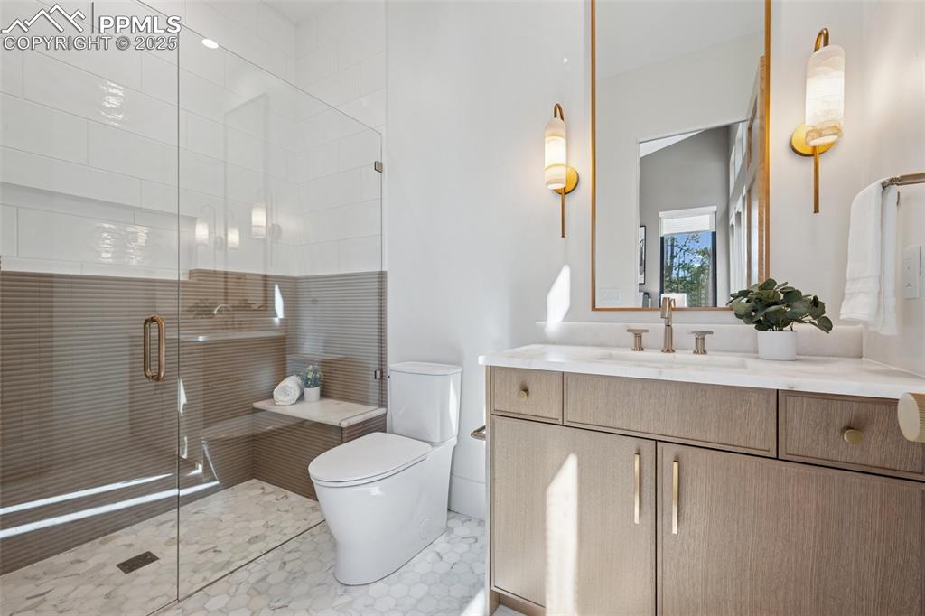 Image 24 of 50: Bathroom