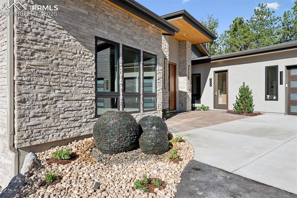 Image 3 of 50: Entry