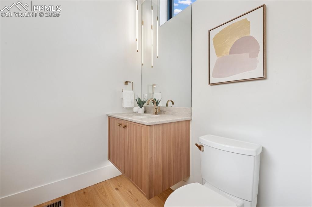 Image 30 of 50: Sky Lounge bathroom