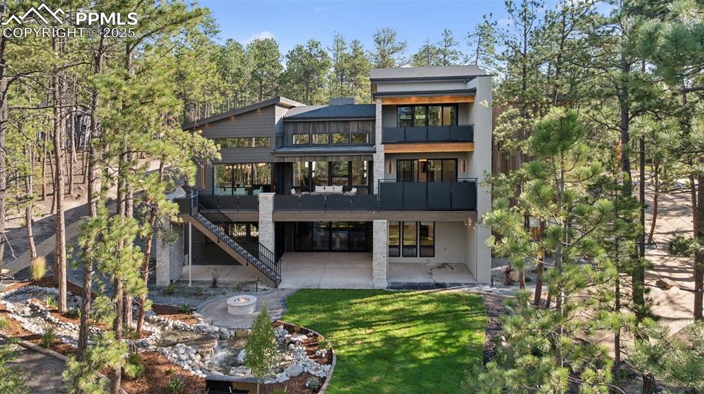 Image 5 of 50: Back of Structure