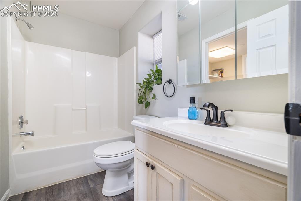 Image 16 of 47: Bathroom