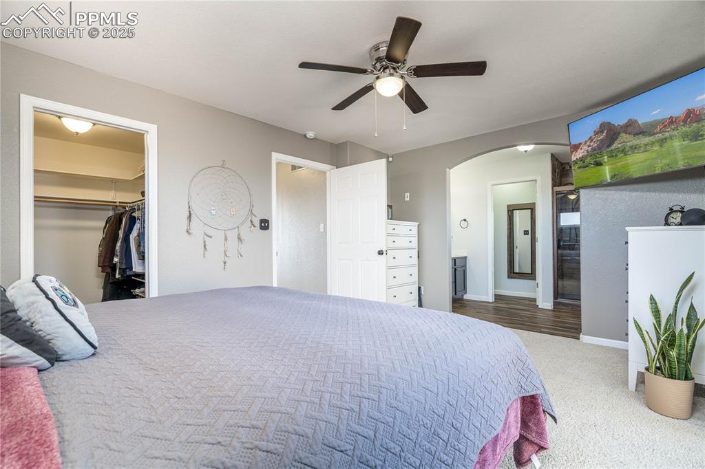 Image 22 of 47: Bedroom