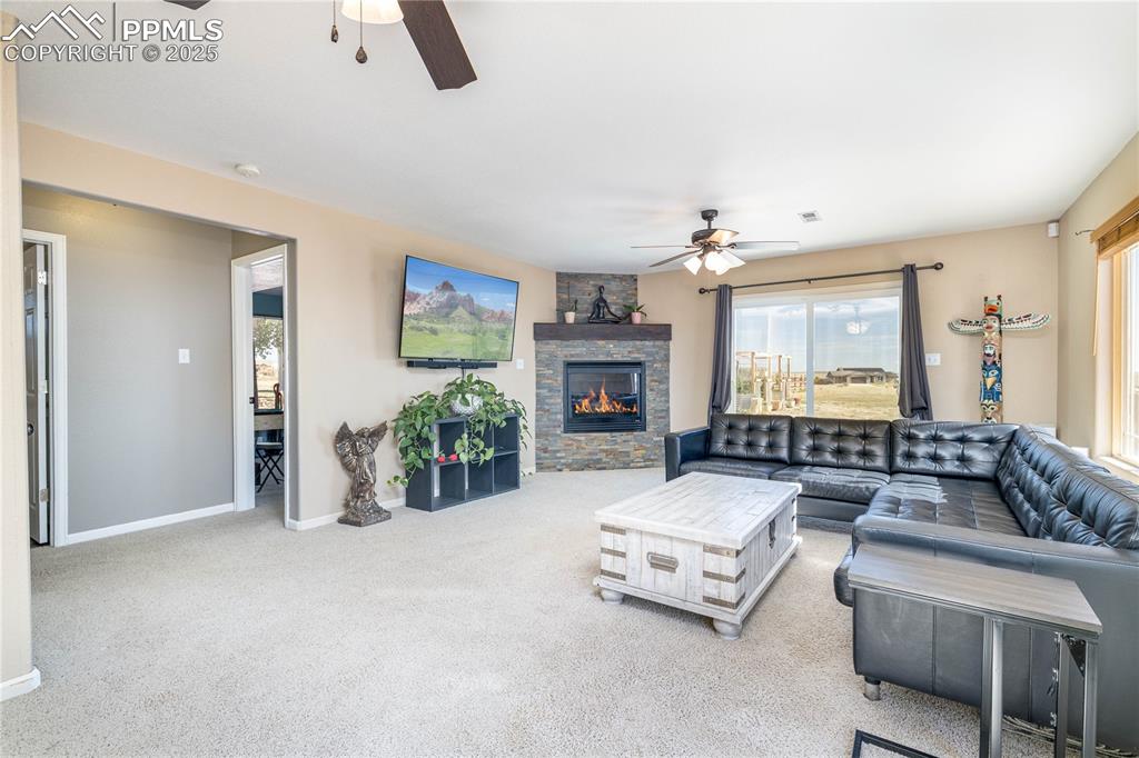 Image 23 of 47: Living Room