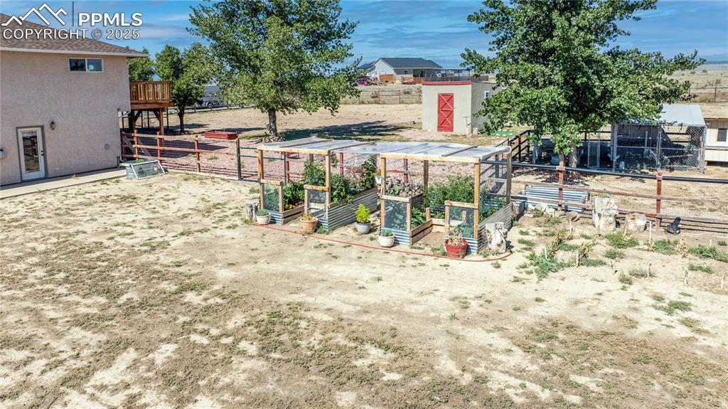 Image 30 of 47: Yard