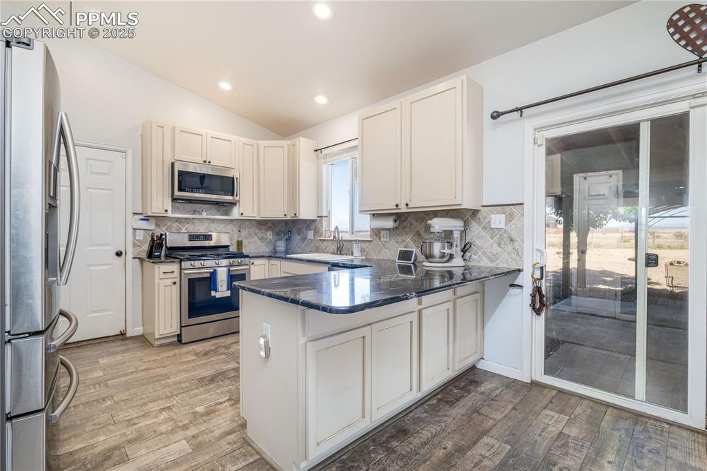 Image 4 of 47: Kitchen