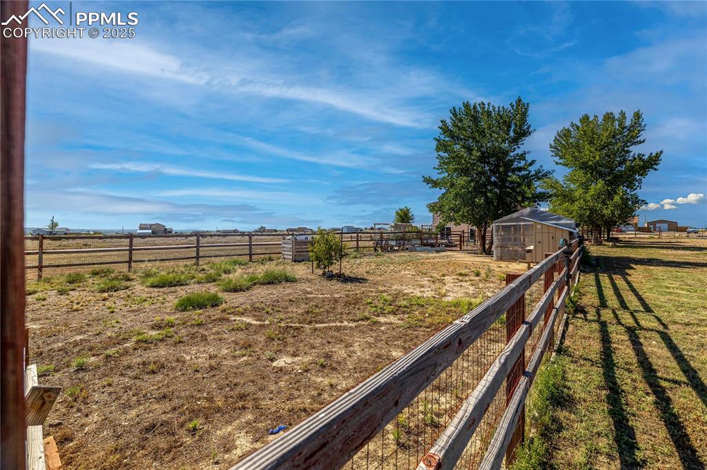 Image 44 of 47: Yard