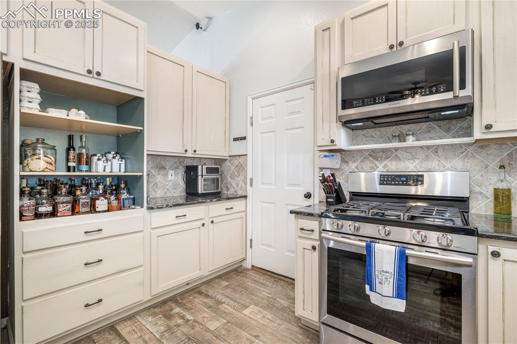 Image 5 of 47: Kitchen