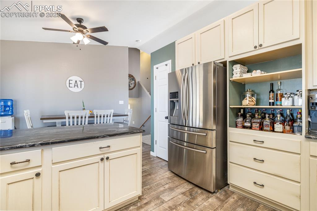 Image 7 of 47: Kitchen