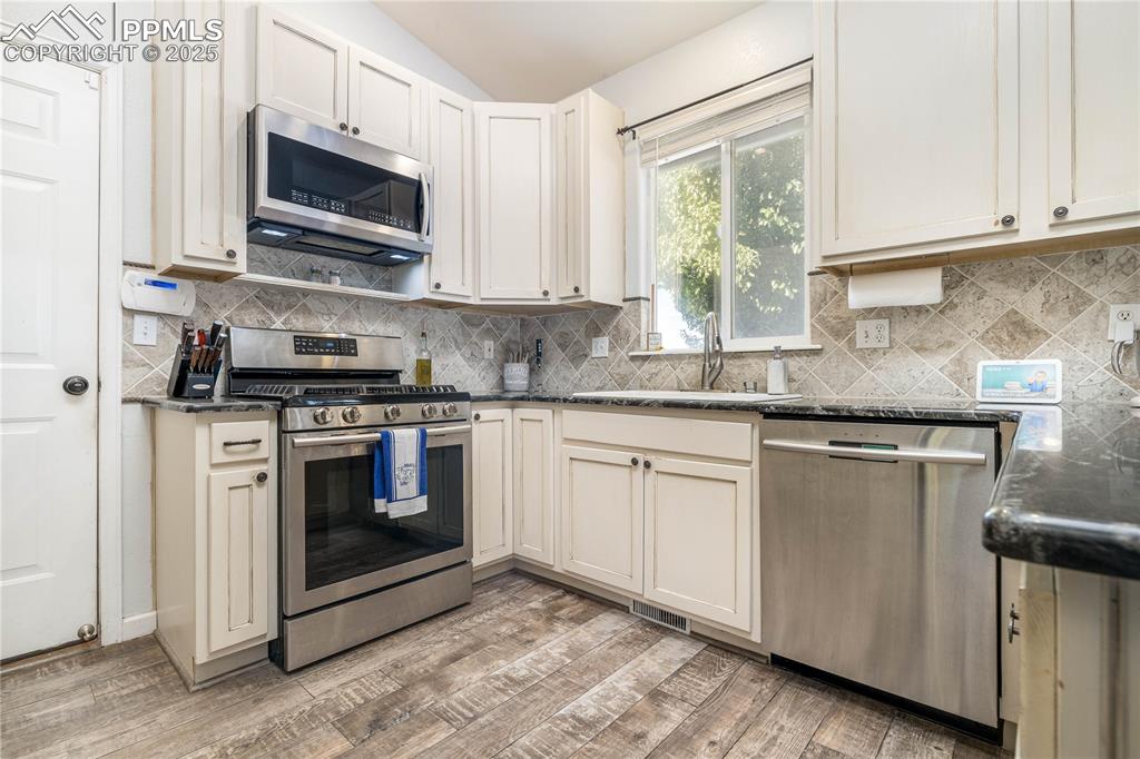 Image 8 of 47: Kitchen