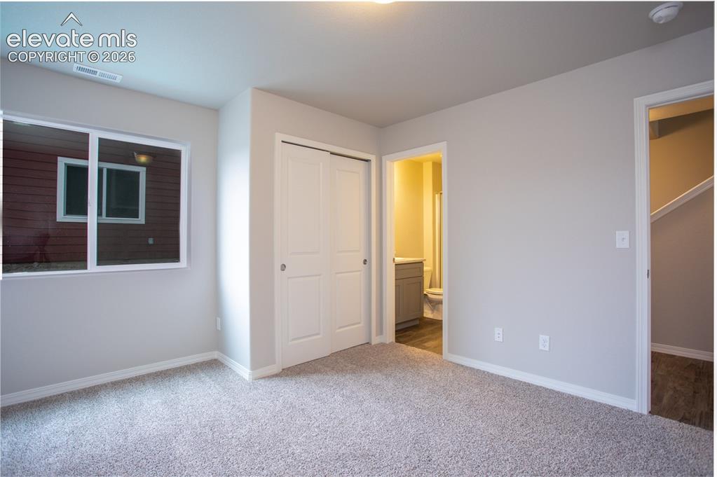 Image 4 of 18: Bedroom