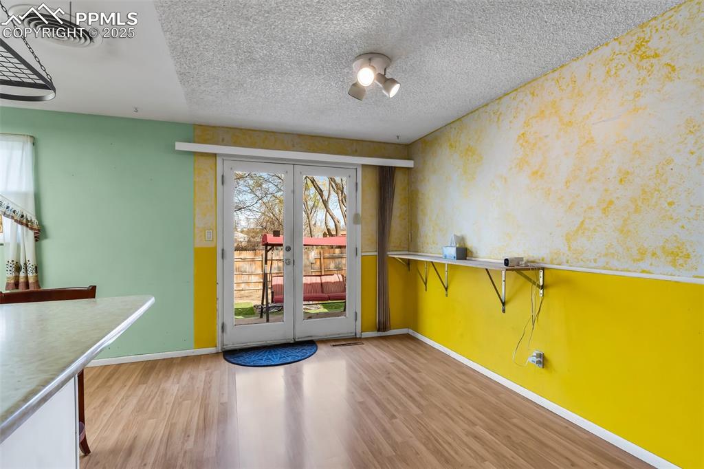 Image 11 of 40: Dining Area