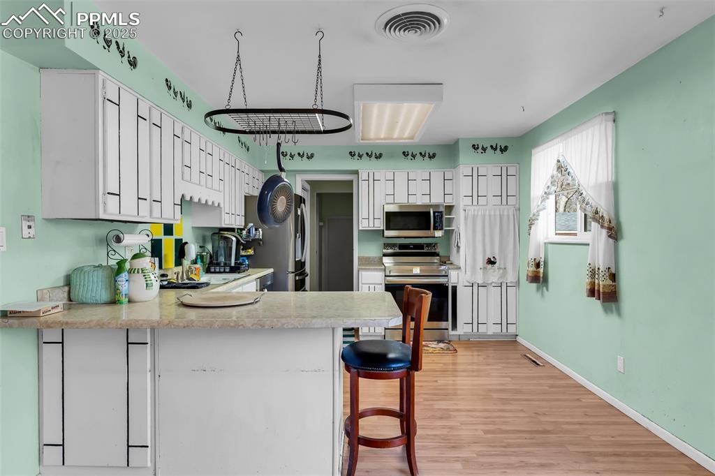 Image 13 of 40: Kitchen