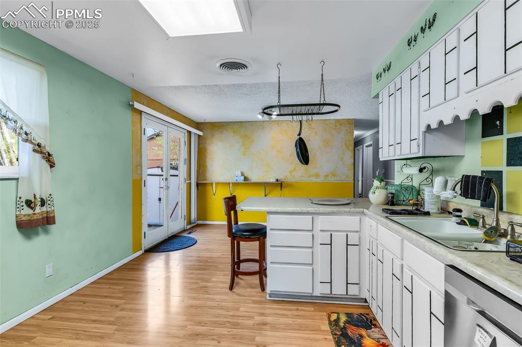 Image 16 of 40: Kitchen